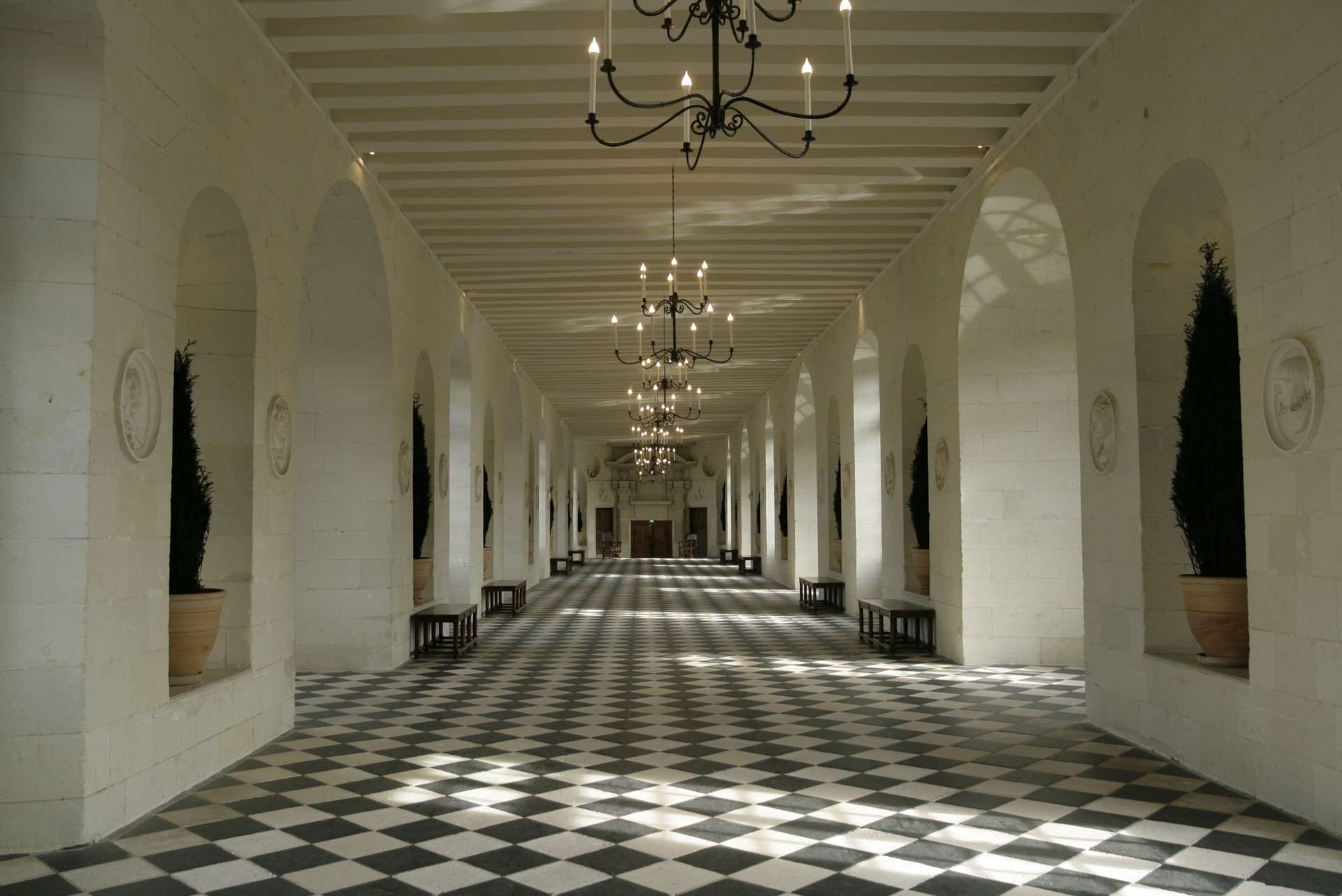 La galerie avec le sol en polychromie. Lustres.